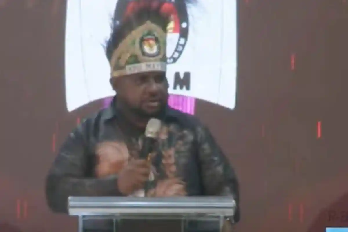 Kenakan Mahkota Khas Papua Bertulis KPU Maybrat, Dominggus Isir Buka Debat Publik Pilkada 2024