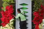 Menghias Taman Vertikal di Bawah Flyover Karet