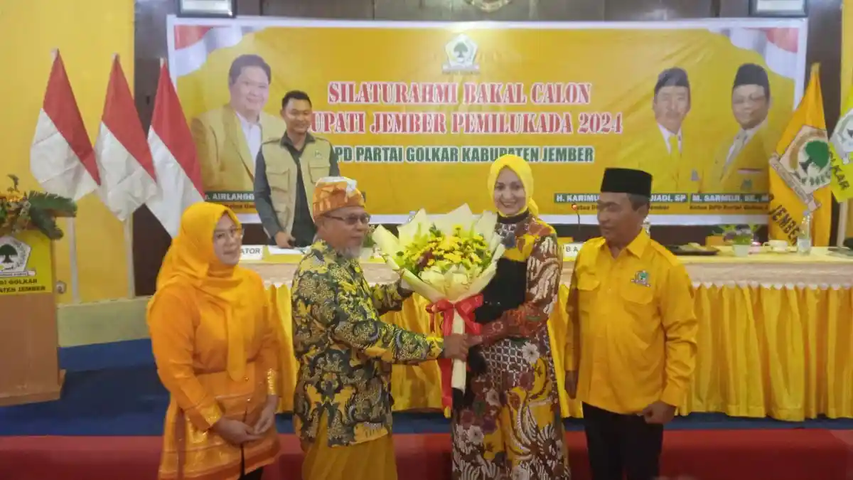 Berkerudung Kuning, Mantan Bupati Faida Rayu Golkar Jember, Berharap Rekom Cabup Pilkada 2024