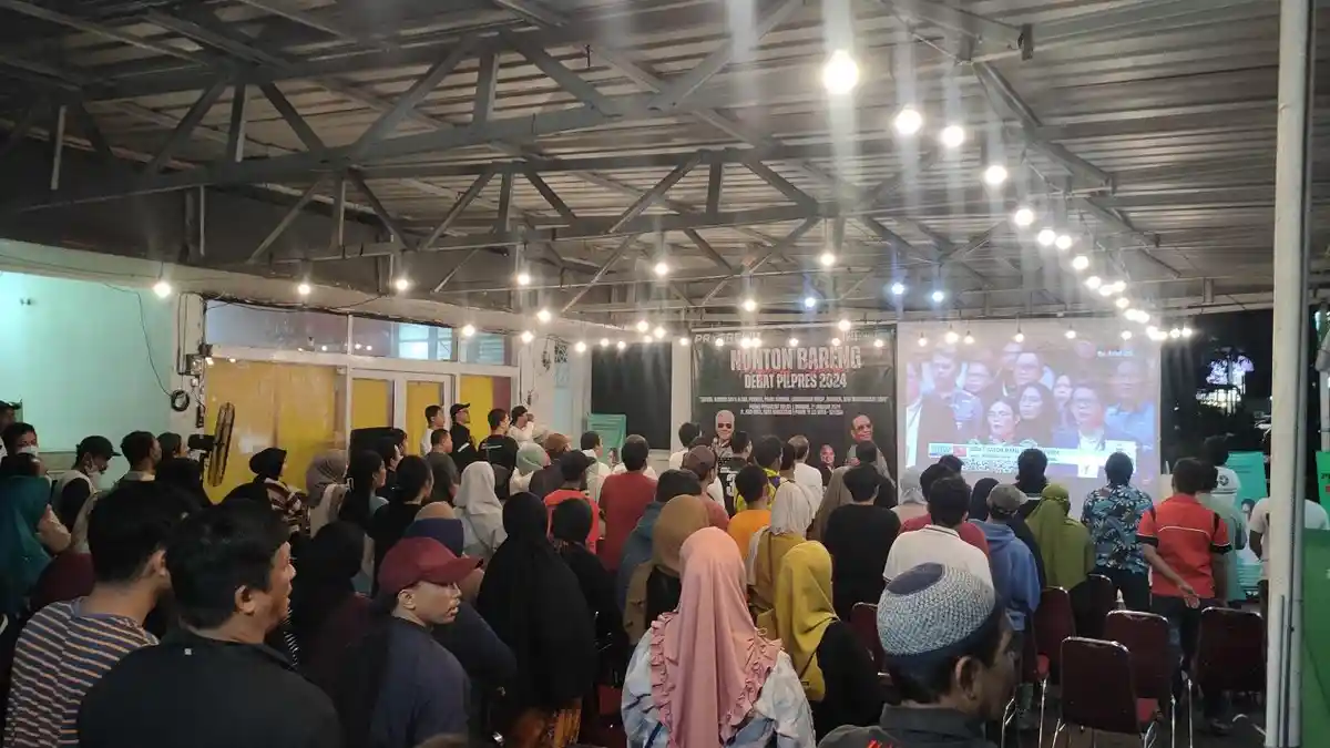 Suasana Relawan Ganjar-Mahfud Nobar Debat Cawapres di Jalan Arif Rate Makassar