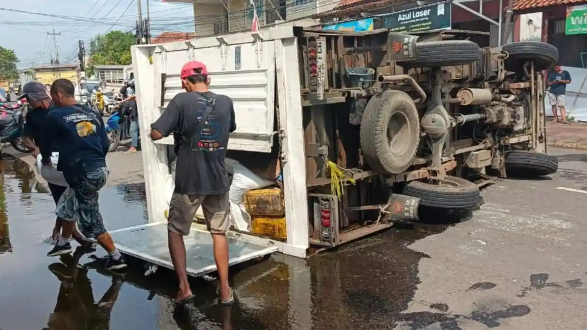 Kecelakaan Truk Pengangkut Minyak di Pekalongan Terguling, Warga Ramai-ramai Ambil Tumpahan