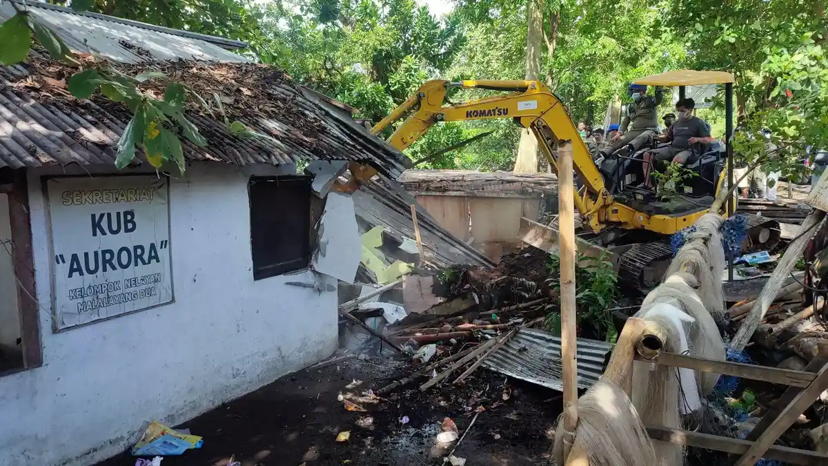 Sempat Adu Mulut, Sekretariat Nelayan Aurora di Manado Sulawesi Utara Dirobohkan