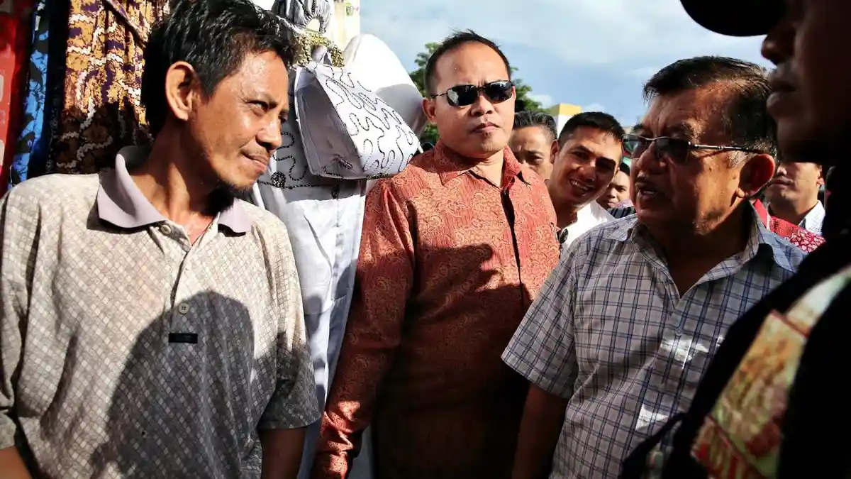 FOTO-FOTO: Jusuf Kalla Sapa Pedagang Pasar Sentral Makassar - berkunjung-ke-pasar-sentral_20160605_232625.jpg