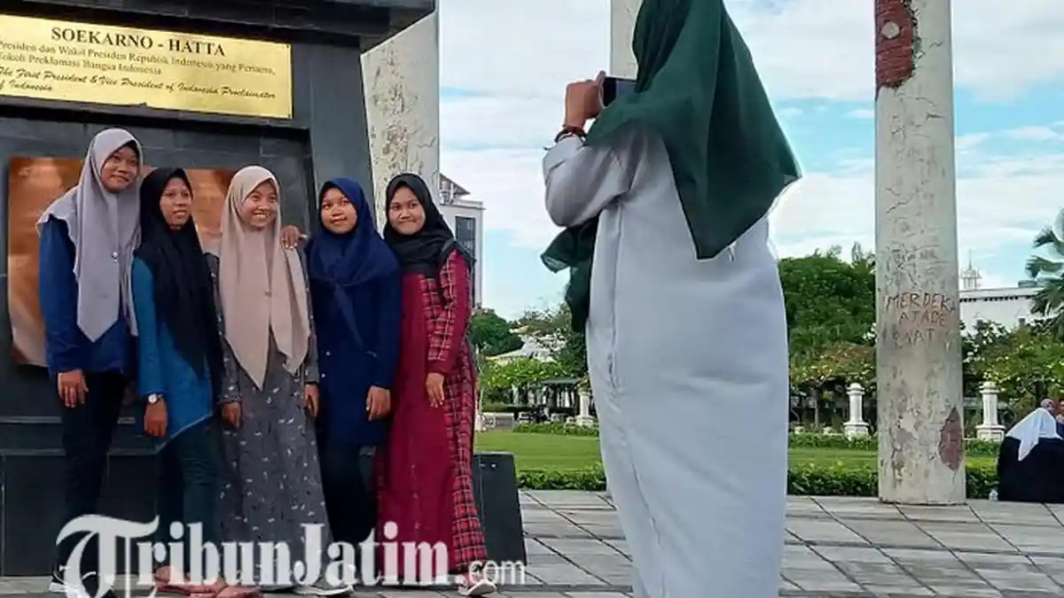 Tugu Pahlawan Surabaya Diserbu Pengunjung Saat Liburan  Sekolah