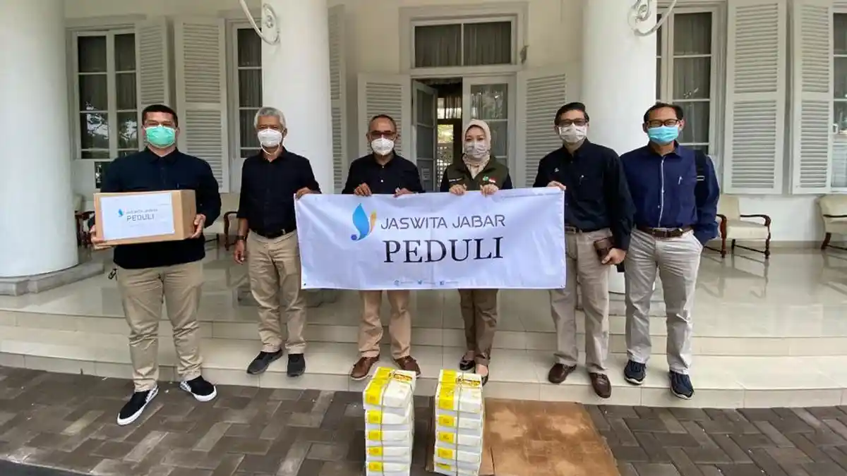 Serahkan 1.750 Botol Hand Sanitizer, Jaswita Jabar Kembali Bantu Warga Terdampak Physical Distancing