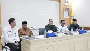 Wali-Kota-Serang-Budi-Rustandi-tengah-didampingi-Sek.jpg