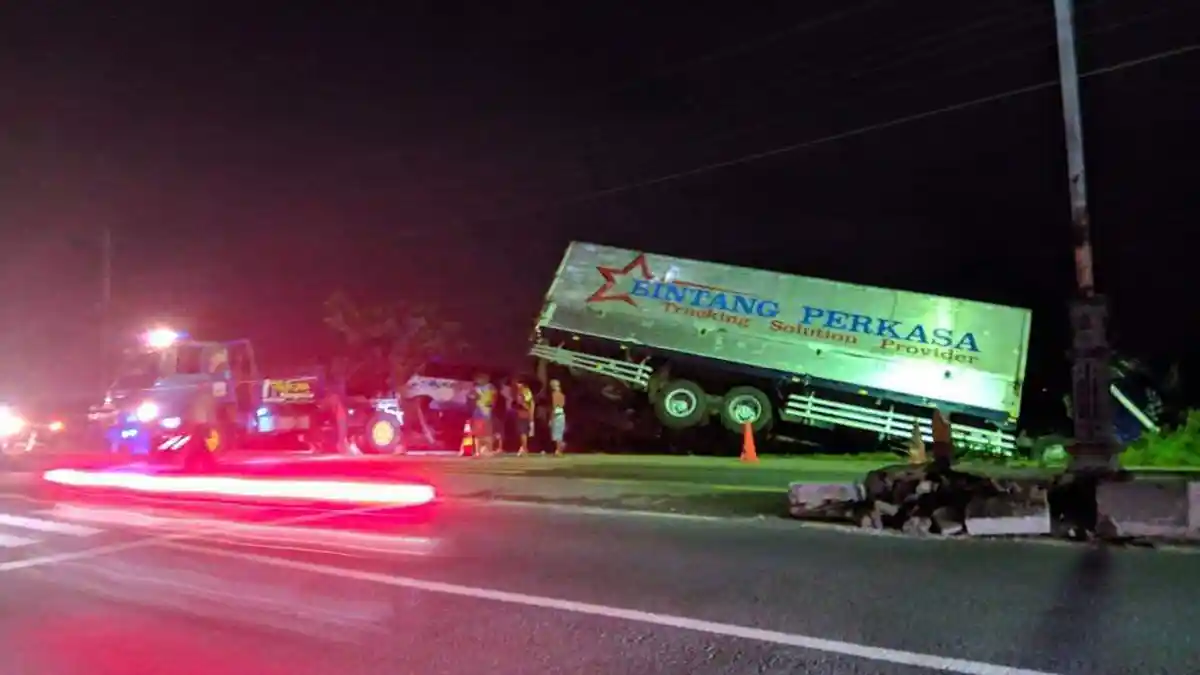 Truk Tronton Tabrak Mikrobus di Brebes, Beberapa Penumpang Alami Luka