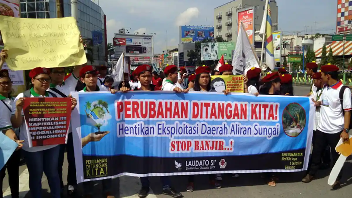 Pengunjuk Rasa Minta Perusahaan Perusak Lingkungan Segera Ditutup