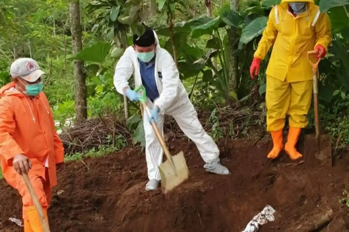 Jenazah Ditolak Warga, Bupati Banyumas Bongkar Sendiri Makam Pasien Positif Corona yang Meninggal