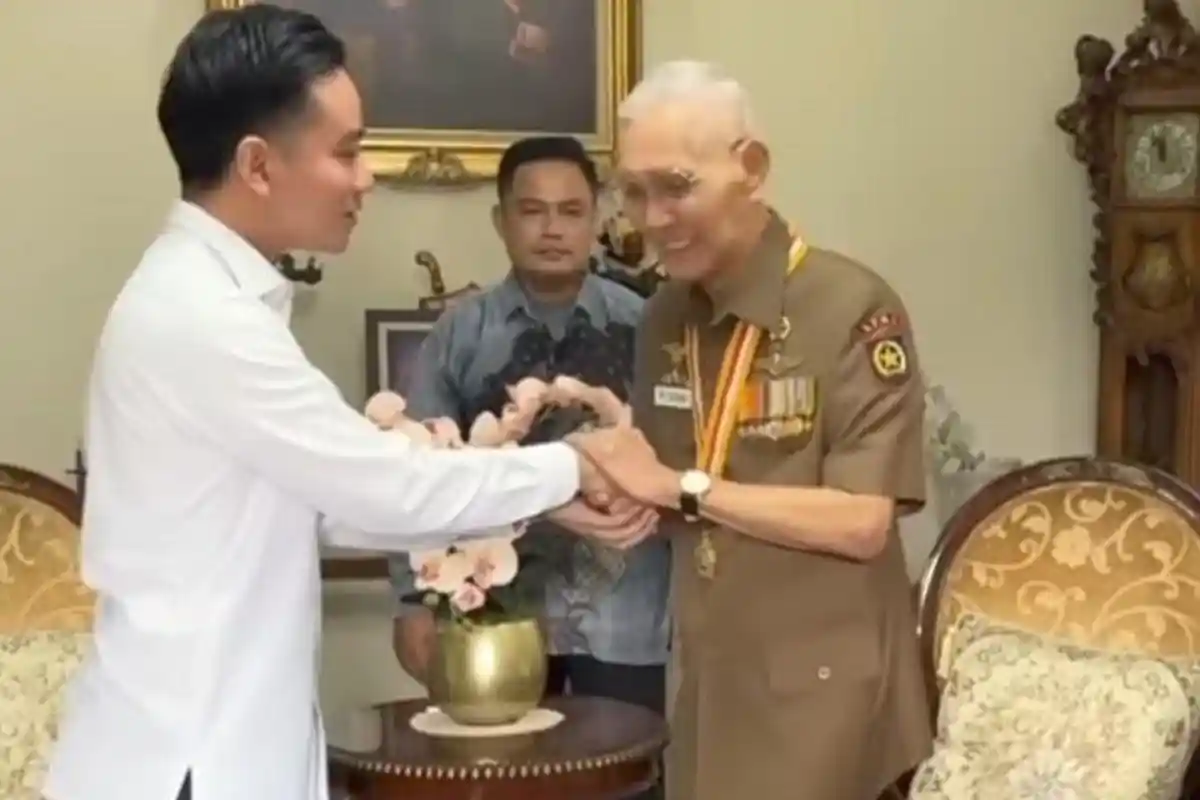 Dulu Try Sutrisno Usul Makzulkan Gibran Kini Berakhir Cium Tangan