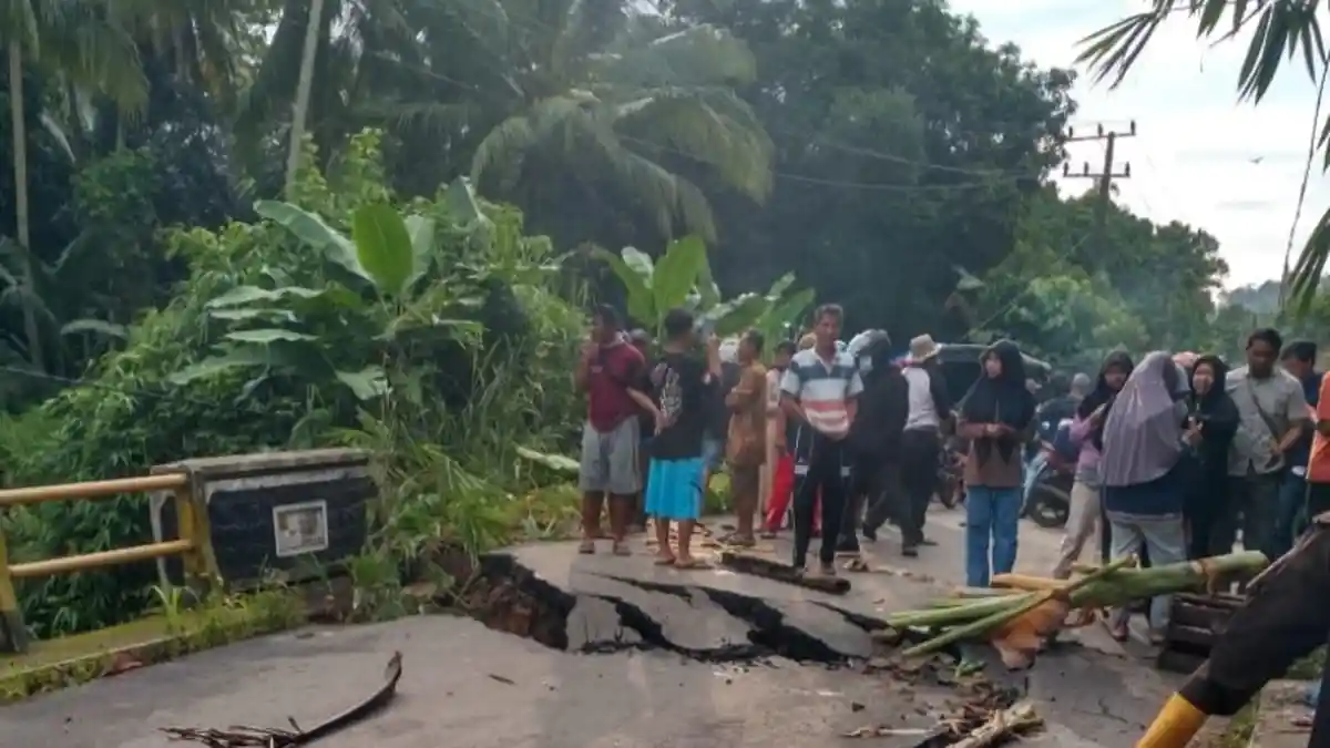 Kemacetan Mengular 1 Km Akibat Jembatan Way Gebang Pesawaran Lampung Ambles