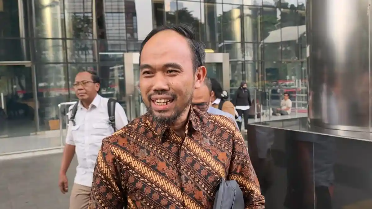 Pejabat Kementerian ESDM Tersenyum Usai Diperiksa KPK 6 Jam