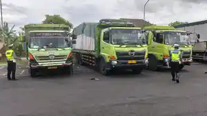 Sejumlah-truk-sumbu-tiga-bermuatan-material-bangunan-yang-sempat-dikandangkan.jpg