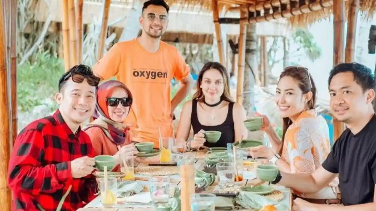 Raffi Ahmad Bawa Gisel dan Artis Lainnya Liburan ke Sumba