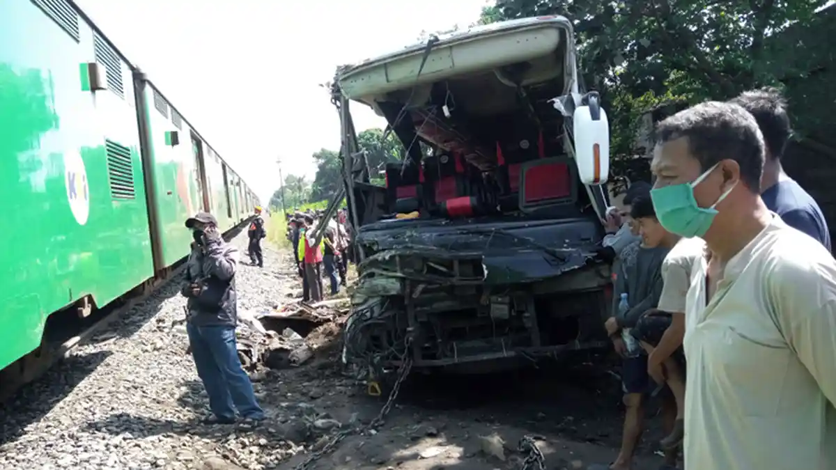 Kronologi Bus Harapan Jaya Tertabrak Kereta Api di Tulungagung yang Tewaskan Lima Orang