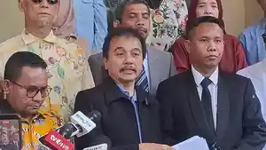 Roy-Suryo-dan-pengacaranya-kasus.jpg
