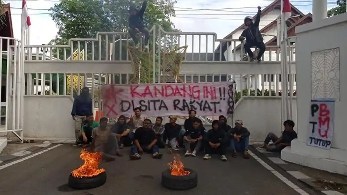 Pendemo Sempat Segel Pintu Masuk Kantor Gubernur Aceh, Bakar Ban dan Minta Cabut Izin PT BMU