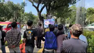 Para-sopir-angkot-yang-menggelar-aksi-demo-di-depan-Balai-Kota-Jakarta.jpg
