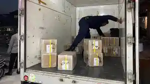 20250807_Petugas-menurunkan-logistik.jpg