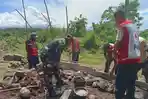 Babinsa Satar Mese Barat dan Warga Desa Terong Gotong Royong Bangun Pondok untuk ODGJ