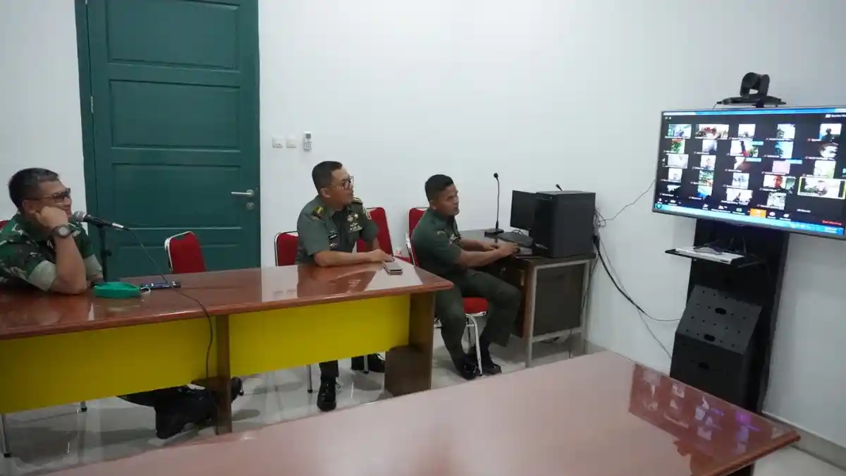 Danrem 032/Wirabraja Berikan Pengarahan Lewat Aplikasi Zoom saat Acara Kenaikan Pangkat Prajurit