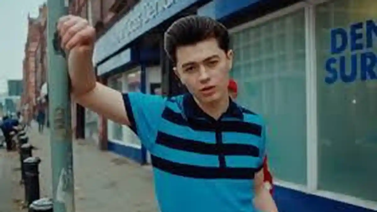 Lirik dan Terjemahan Lagu Boy In Love - Elliot James Reay 