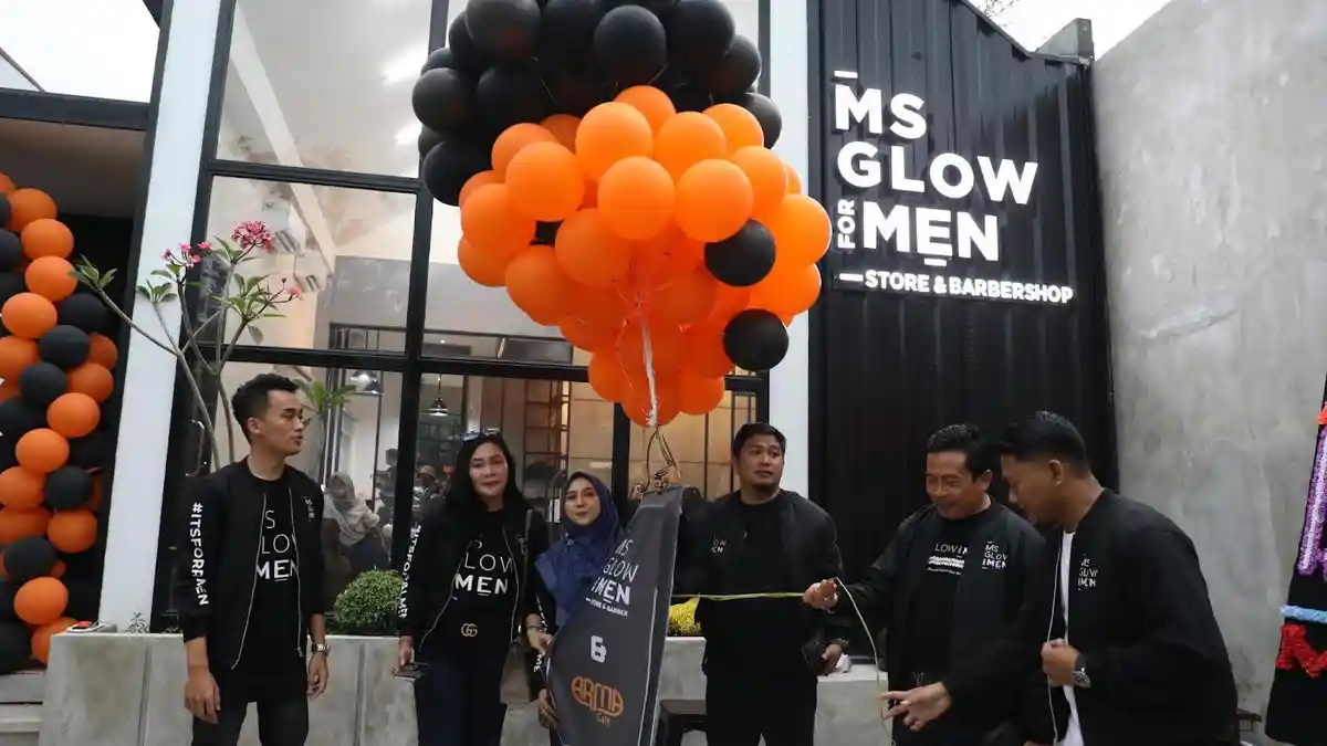 Foto: MS Glow For Men Makasar dan Arma Cafe Kini Hadir di Makassar - Suasana-grand-opening-MS-Glow-For-Men-Store-Barber-Makassar-dan-Arma-Cafe-di-Jl-Andi-Djemma-1.jpg