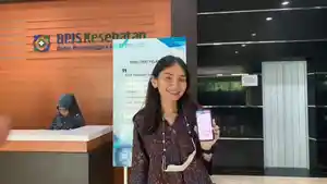Mahasiswi-Universitas-Indonesia-Yoana-Samuela-Karosekali-21-menggunakan-Aplikasi-Mobile-JKN.jpg