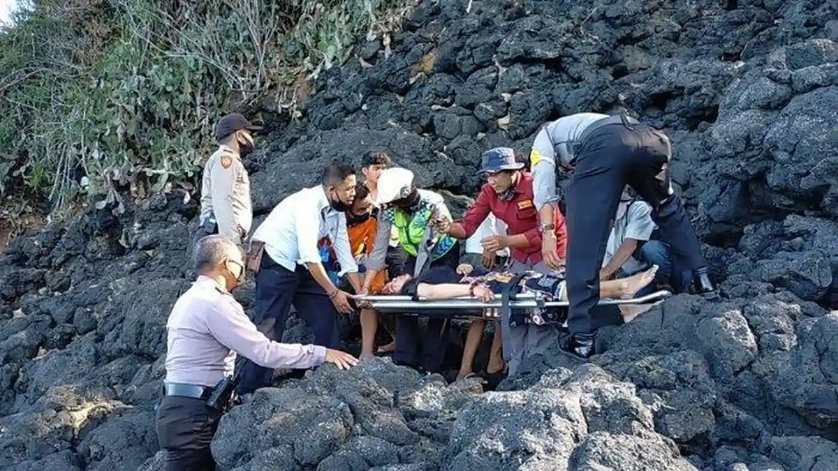 Pantai Ditutup, 2 Warga Nekat Cari Jalan Pintas hingga Jatuh dari Tebing Setinggi 10 Meter