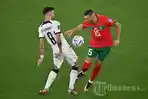 gelandang-timnas-portugal-08-bruno-fernandes-kiri-berebut-bola-dengan-gelandang-timnas-maroko.jpg