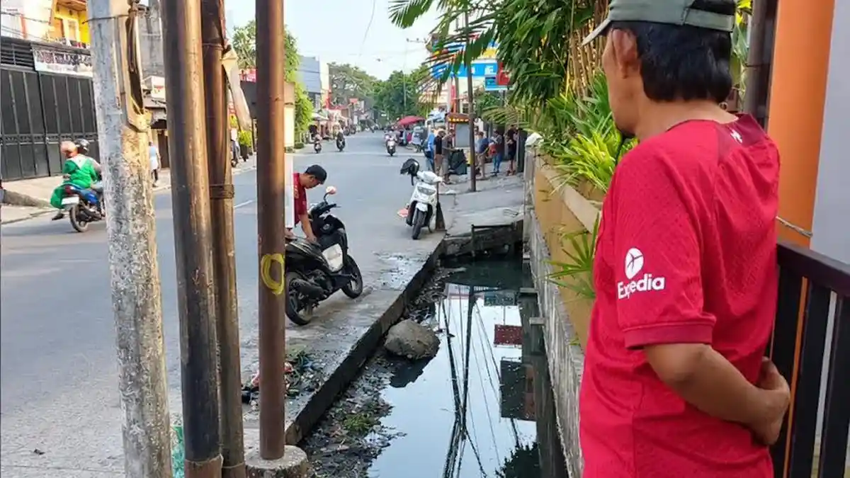 ‎Cegah DBD dan Banjir, Warga RW 005 005 Batua Gotong Royong Bersihkan ...