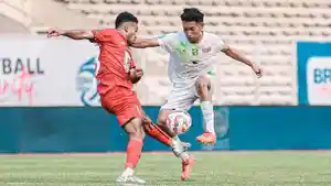 Pemain-Persebaya-Alfan-Suaib-berduel-dengan-pemain-Malut-United.jpg