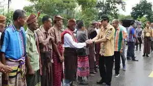 Bupati-Belu-Agustinus-Taolin-pimpinan-rapat-perdana-di-Desa-Persiapan-Hatulou.jpg