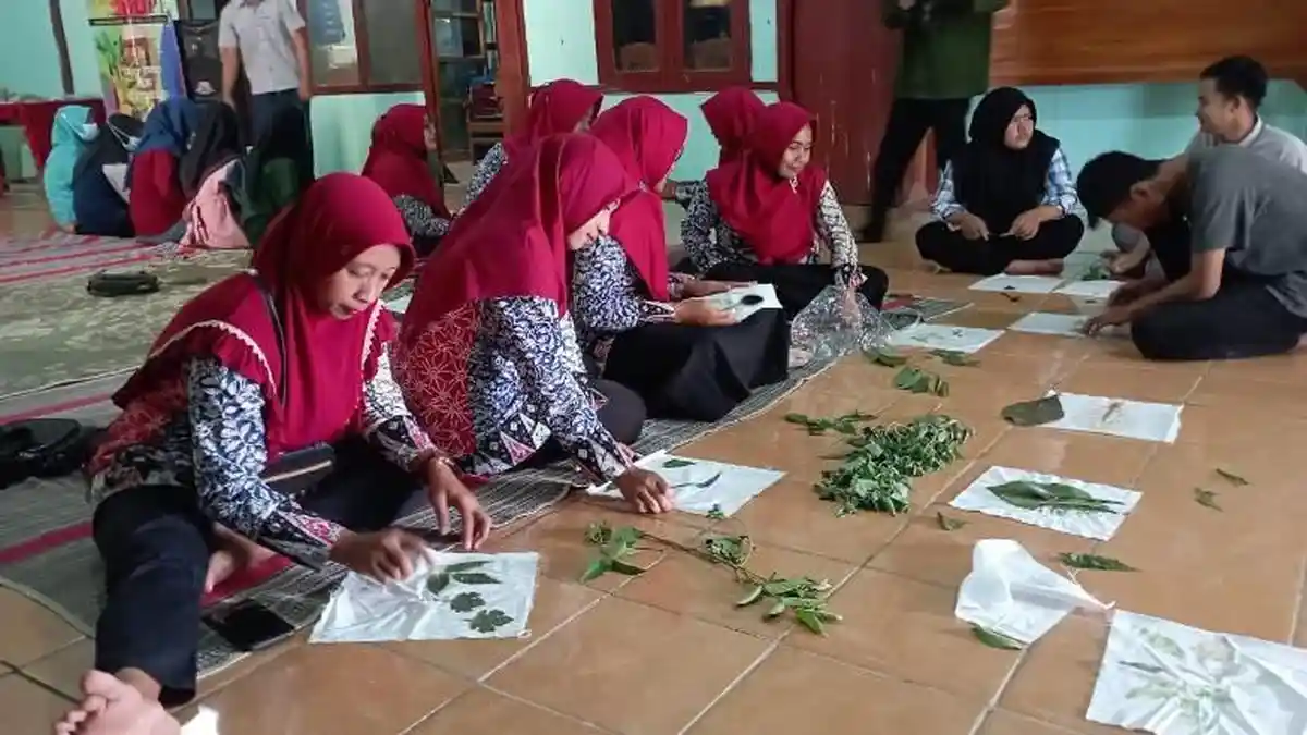 Perpusjal Dope Inisiasi Belajar Membuat Ecoprint dari Bahan Alam di Desa Tanggel Blora