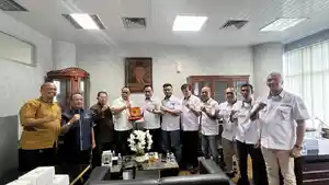 Foto-bersama-Pengurus-KONI-Medan-dan-Pengurus-Fraksi-PSI.jpg