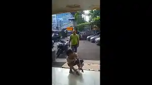 copet-di-JPO-Stasiun-Jatinegara.jpg