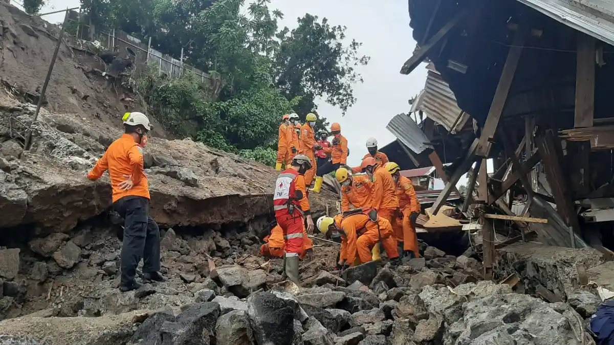 BREAKING NEWS - Basarnas Manado Lanjutkan Pencarian Korban Longsor di Jalan Sea