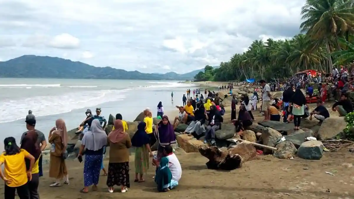 Ribuan Warga Padati Pantai Buko Bolmut Sulawesi Utara, Remaja yang ...