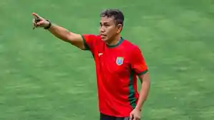 Bima-Sakti-saat-memimpin-latihan-Persela-Lamongan-di-musim-20252026.jpg