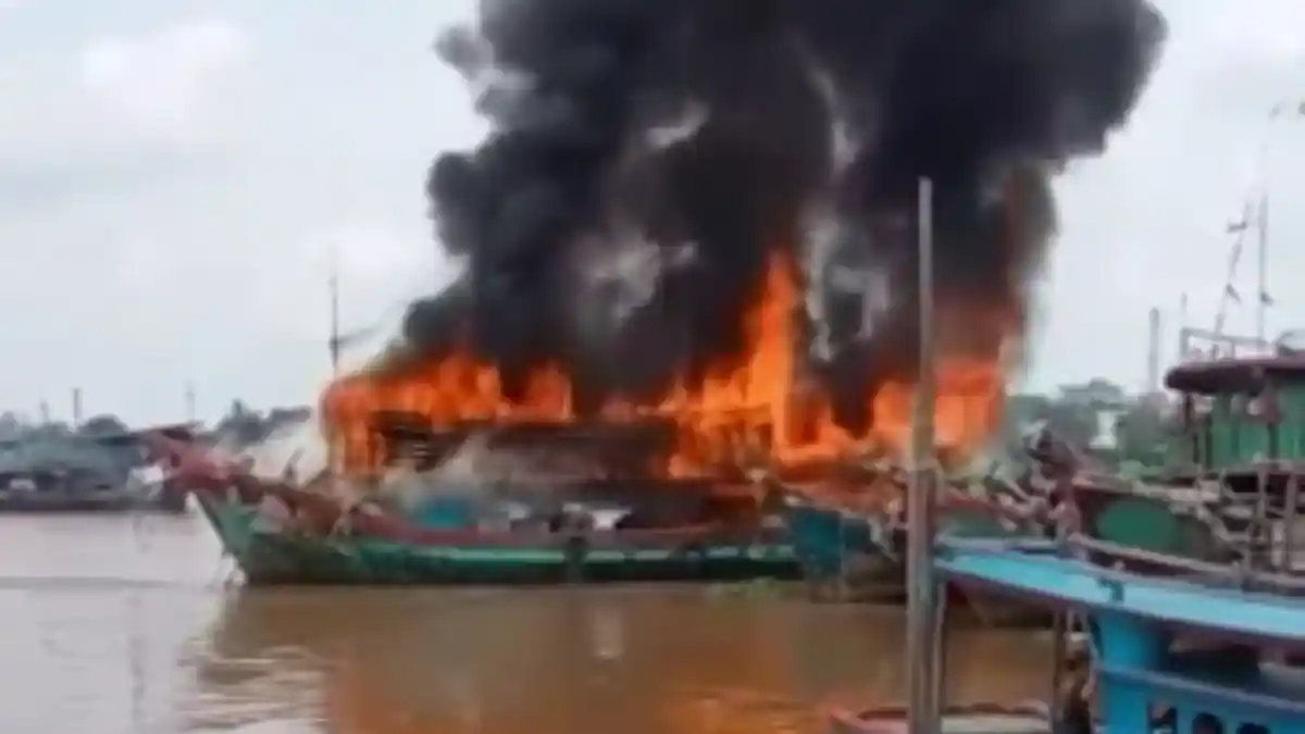 Kapal Penangkap Ikan Teri Terbakar Terkena Percikan Las