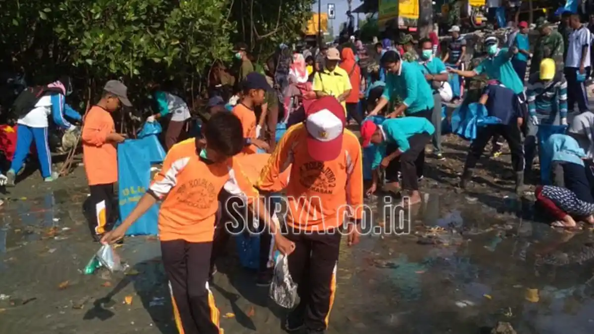 Ribuan Relawan Bersih-Bersih Sampah di Pesisir Pantai Tlanakan Pamekasan