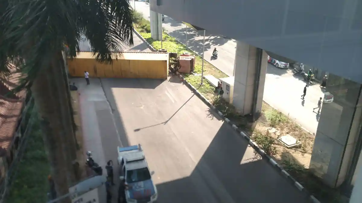 Sopir Lupa Tarik Rem Tangan, Penyebab Truk Terguling di Jalan Demang Lebar Daun Palembang