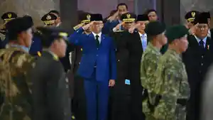 menlu-sugiono-hormat.jpg
