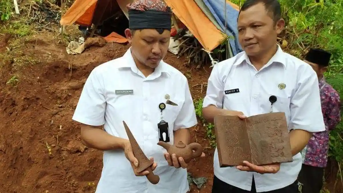 Cari Batu di Tegalan untuk Talud, Nyoto Temukan Keris, Teko dan Buku Bertuliskan Aksara Jawa