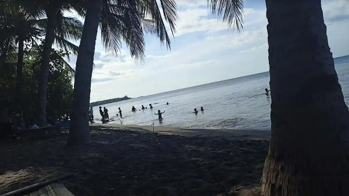 Objek Wisata Pantai Kita di Kota Maumere Dipadati Pengunjung 
