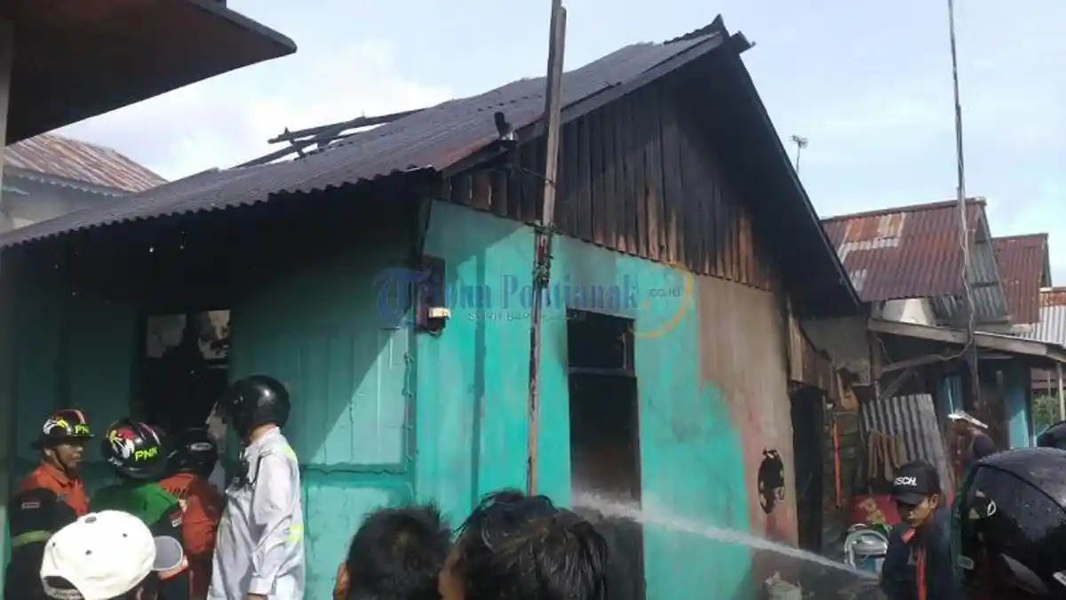 BREAKING NEWS: Iyan dan Istri Menangis Lihat Rumah Kontrakannya Terbakar