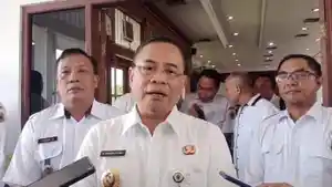Sudewo-saat-diwawancarai-awak-media-DPRD-Kabupaten-Pati-sepakat-pemakzulan-Bupati-Pati-Sudewo.jpg