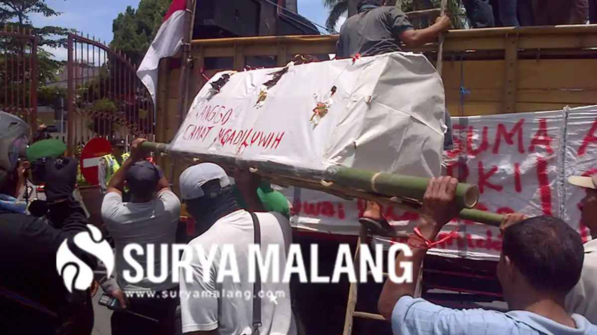 Desak Bertemu Bupati Haryanti, Warga Ancam Sweeping Kantor Pemkab Kediri
