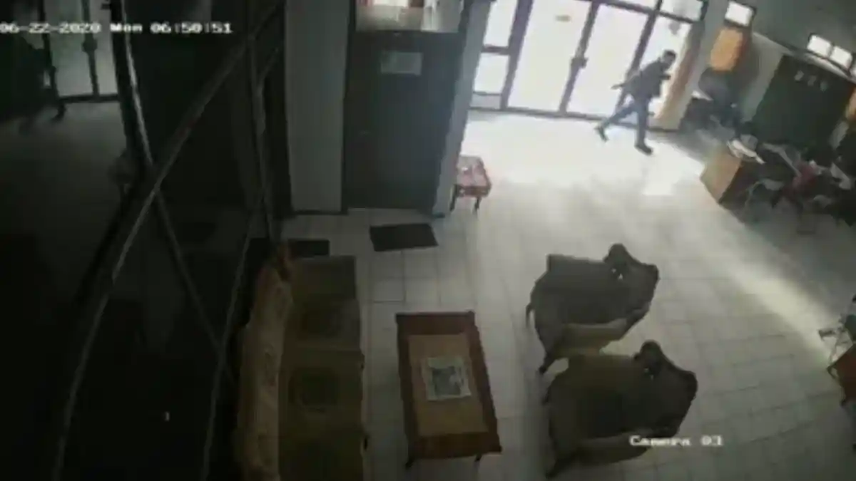 Aksi Pencurian Terekam CCTV di Kantor DPKP Kota Mojokerto, Tas Berisi Laptop dan Uang Raib Digondol