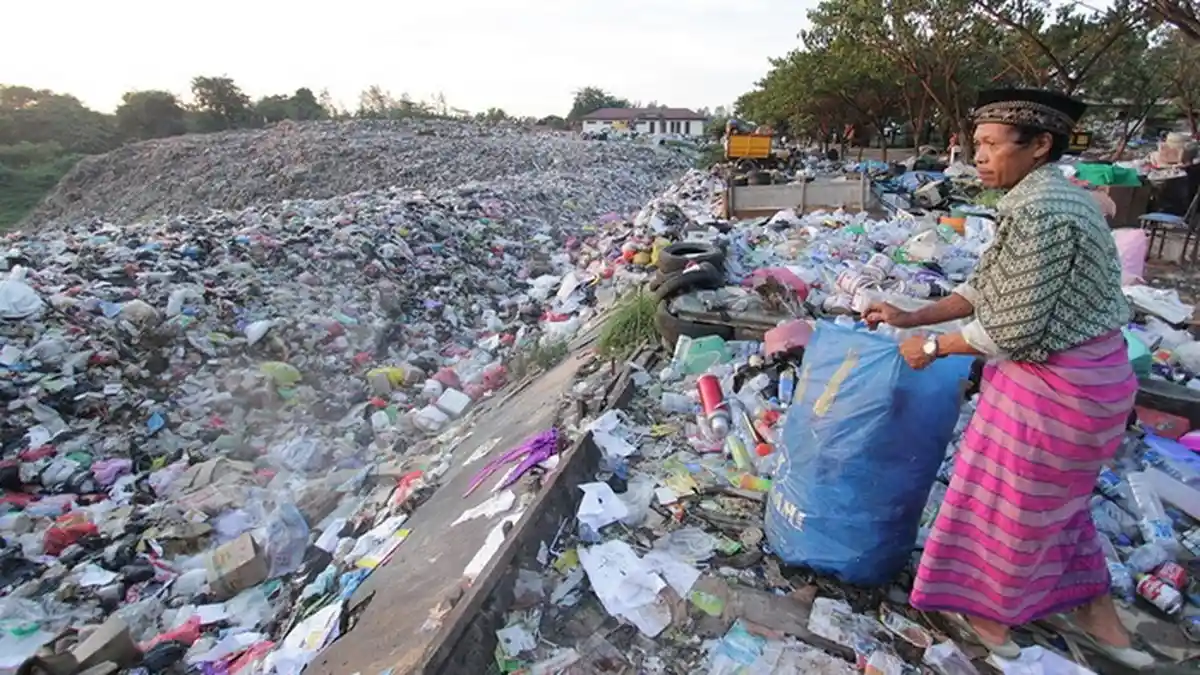 Volume Sampah Naik 140 Persen Sehari, tapi Jumlah Petugas Terbatas
